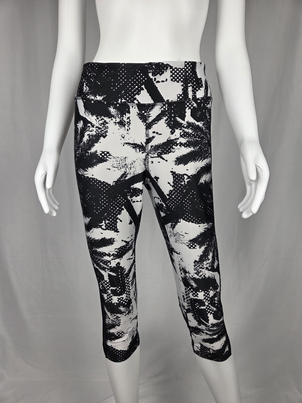 Danskin Now Black & White Abstract Print Capris